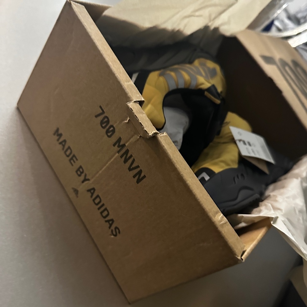 Yezzy 700 all black & yellow new with tags!